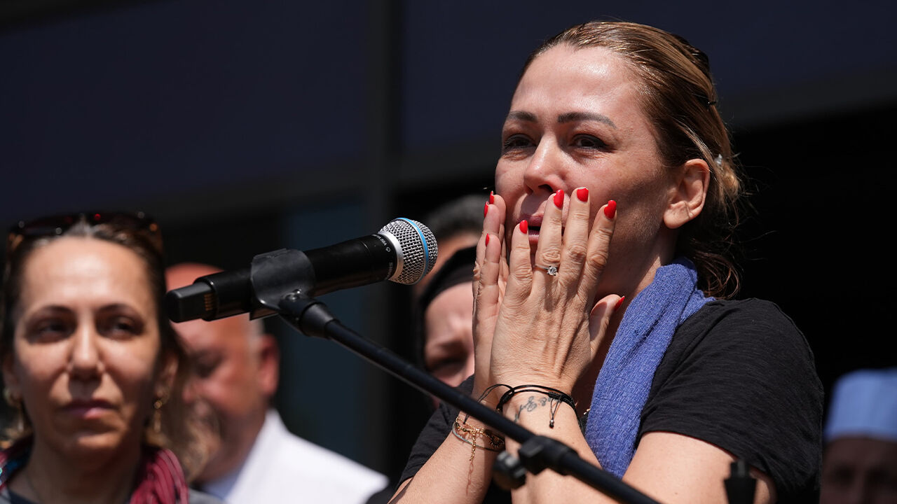Ferdi Zeyrek'in cenazesinde herkes yutkundu... Acılı eş gözyaşlarına boğuldu: Sözümü tutacağım Ferdi Zeyrek'in cenazesinde herkes yutkundu... Gözyaşlarına boğulan Özel: Şimdiye kadarki en zor konuşmam - 3. Resim