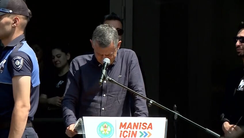 Ferdi Zeyrek'in cenazesinde herkes yutkundu... Acılı eş gözyaşlarına boğuldu: Sözümü tutacağım Ferdi Zeyrek'in cenazesinde herkes yutkundu... Gözyaşlarına boğulan Özel: Şimdiye kadarki en zor konuşmam - 1. Resim