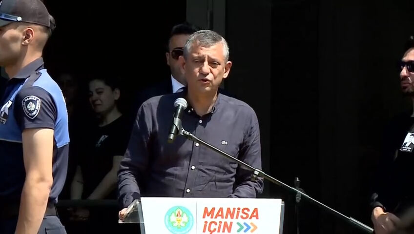 Ferdi Zeyrek'in cenazesinde herkes yutkundu... Acılı eş gözyaşlarına boğuldu: Sözümü tutacağım Ferdi Zeyrek'in cenazesinde herkes yutkundu... Gözyaşlarına boğulan Özel: Şimdiye kadarki en zor konuşmam - 2. Resim