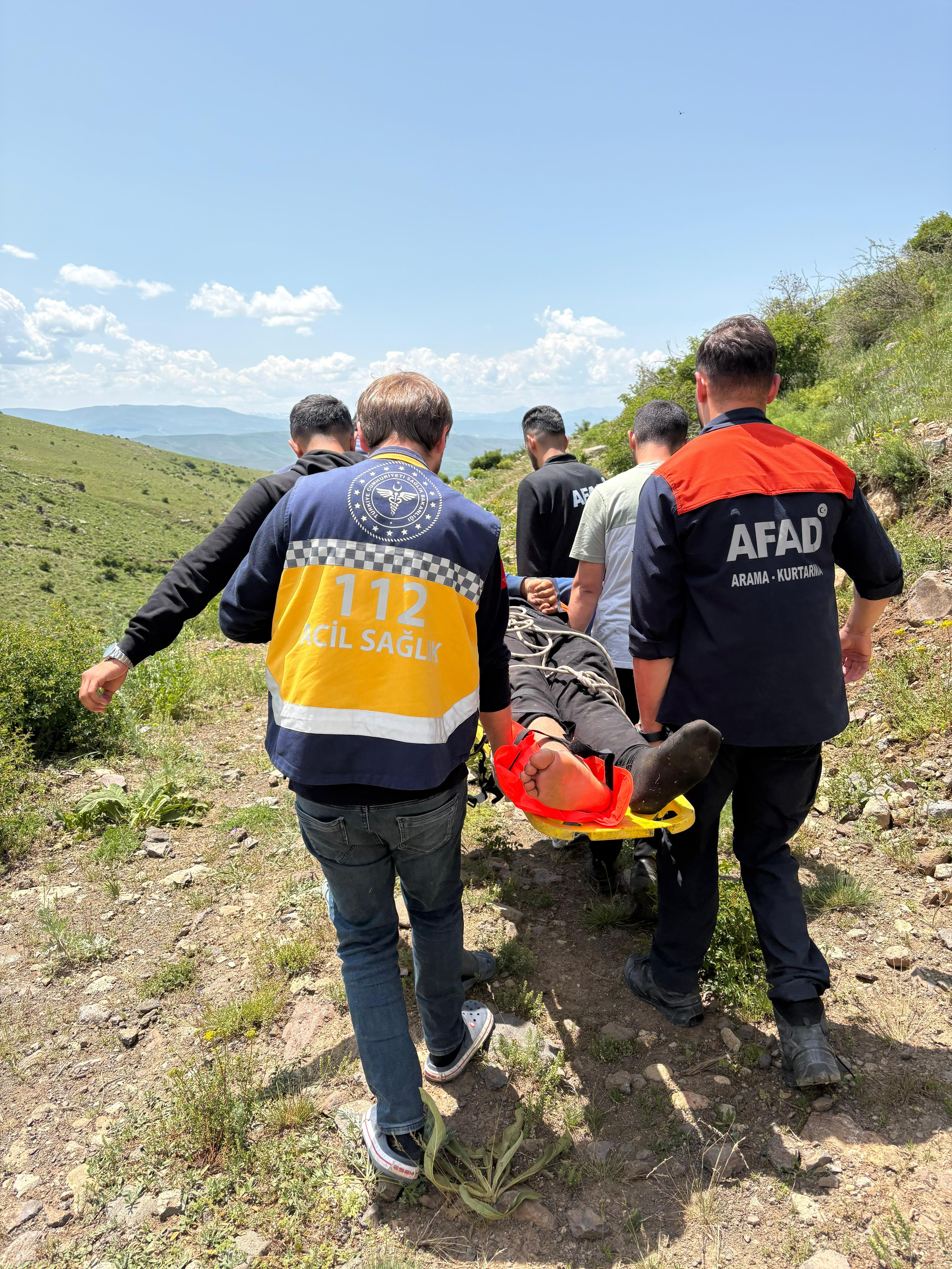 Kayalıktan düşen çoban faciayı yaşadı! AFAD ekipleri harekete geçti Kayalıktan düşen çoban faciayı yaşadı! AFAD ekipleri harekete geçti - 1. Resim