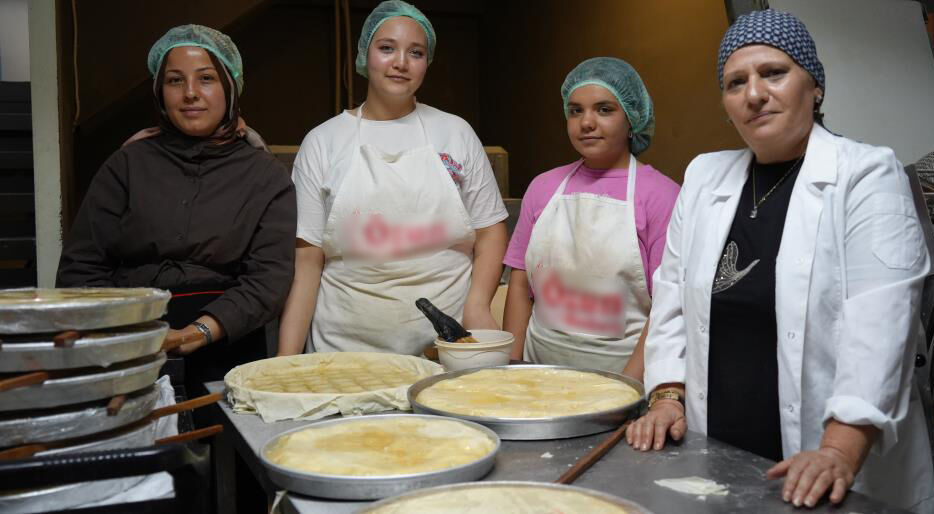 Komşularına yapıyordu, patron oldu! Sektöre yön verdi: Gaziantep'in ilk ve tek börek ustası Derya Fesligil’in başarı hikayesi - 1. Resim