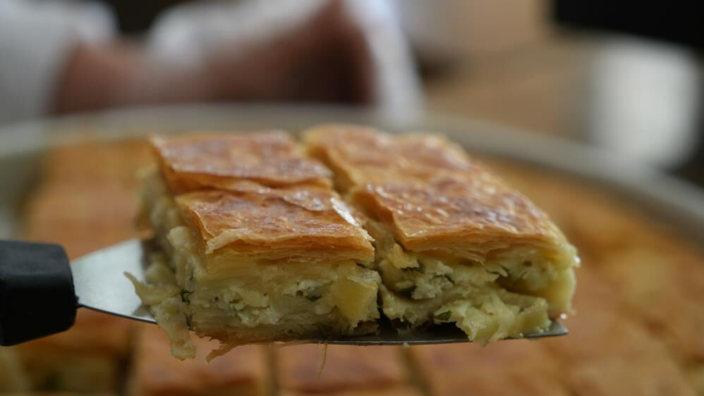 Komşularına yapıyordu, patron oldu! Sektöre yön verdi: Gaziantep'in ilk ve tek börek ustası Derya Fesligil’in başarı hikayesi - 5. Resim