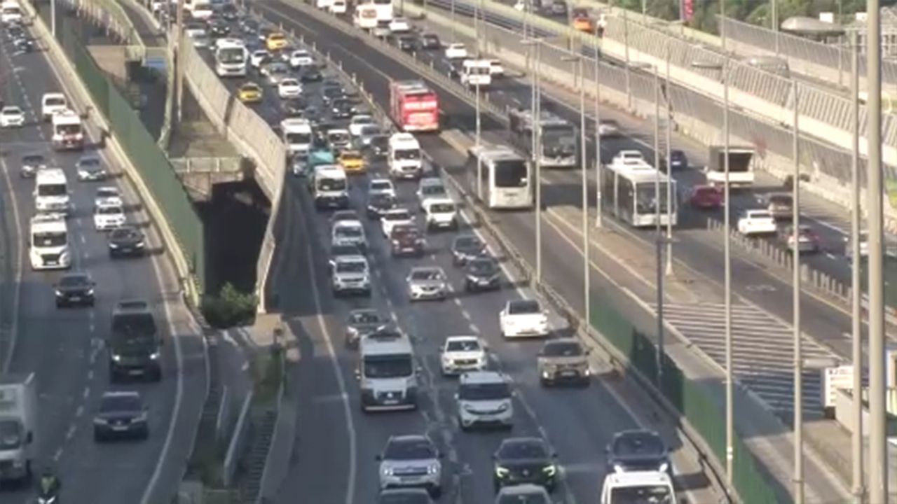 Kurban Bayramı sona erdi! İstanbul'da ilk iş gününde trafik çilesi başladı Kurban Bayramı sona erdi! İstanbul'da ilk iş gününde trafik çilesi başladı
