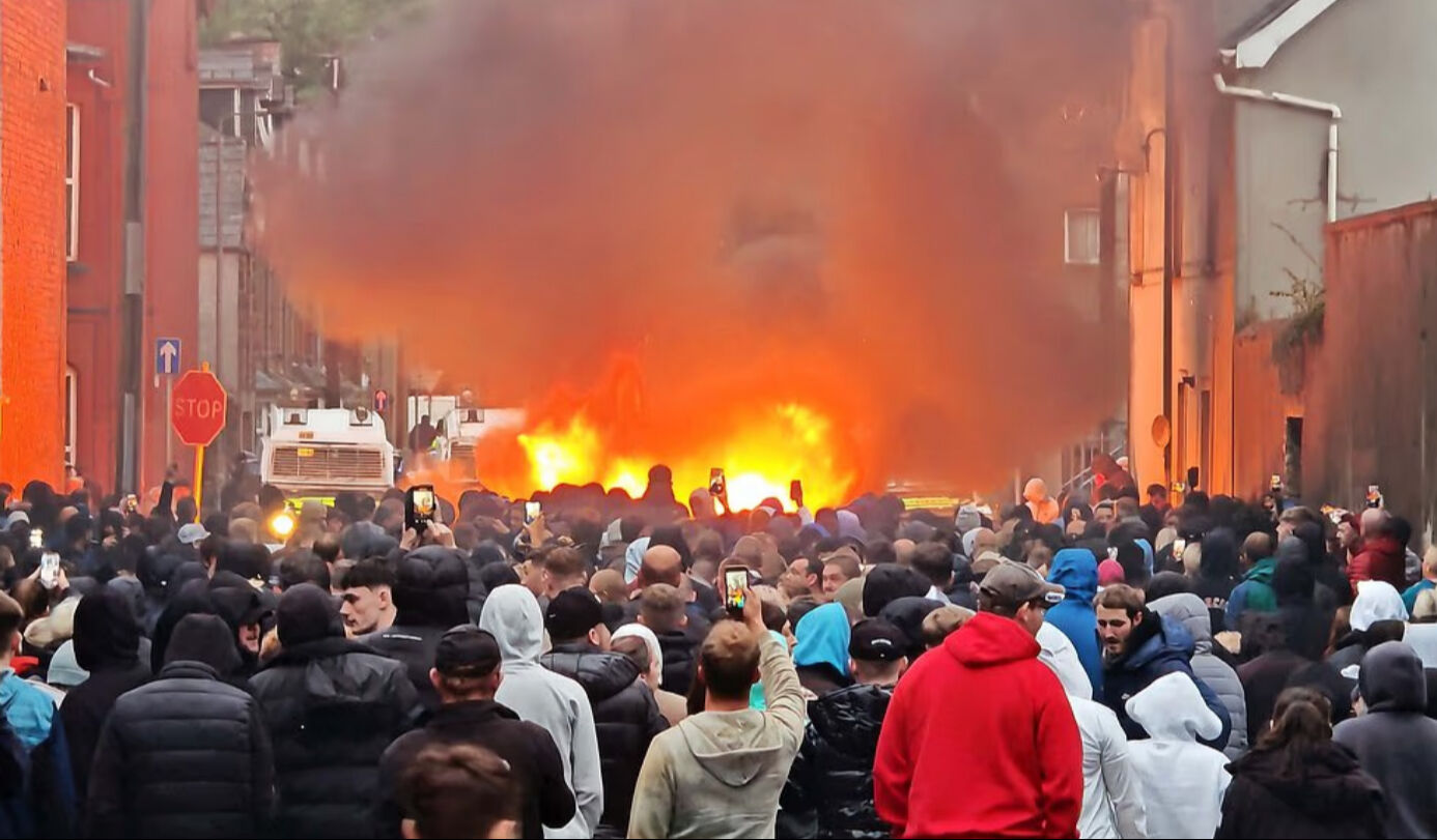 Kuzey İrlanda savaş alanına döndü: Göçmen karşıtı öfke sokaklara taştı! - 1. Resim