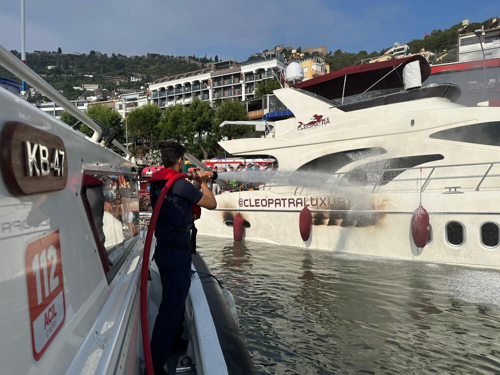 Lüks yat alevlere teslim oldu! Büyük hasar meydana geldi - 1. Resim