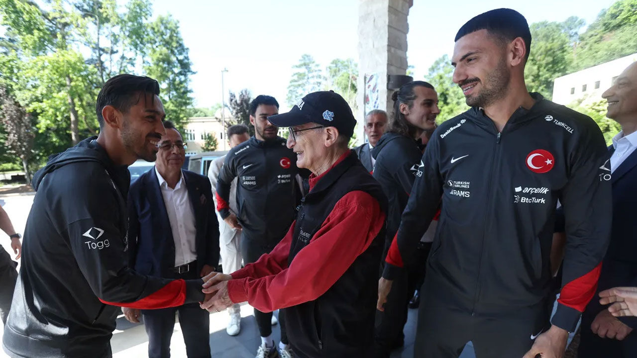 Merih Demiral ve Aziz Sancar'dan 'bozkurt' selamı! Verdikleri poz gündem oldu - 2. Resim