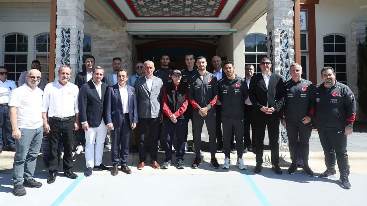 Merih Demiral ve Aziz Sancar'dan 'bozkurt' selamı! Verdikleri poz gündem oldu - 1. Resim