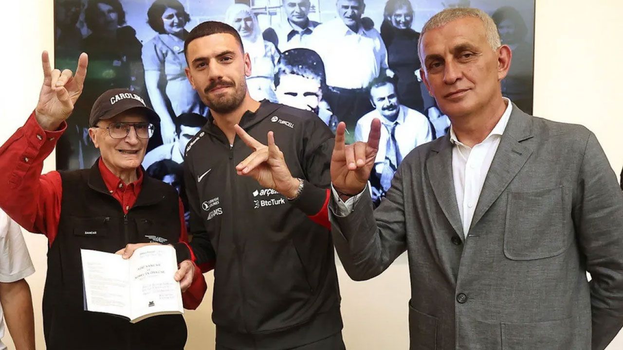 Merih Demiral ve Aziz Sancar'dan 'bozkurt' selamı! Verdikleri poz gündem oldu Merih Demiral ve Aziz Sancar'dan 'bozkurt' selamı! Verdikleri poz gündem oldu