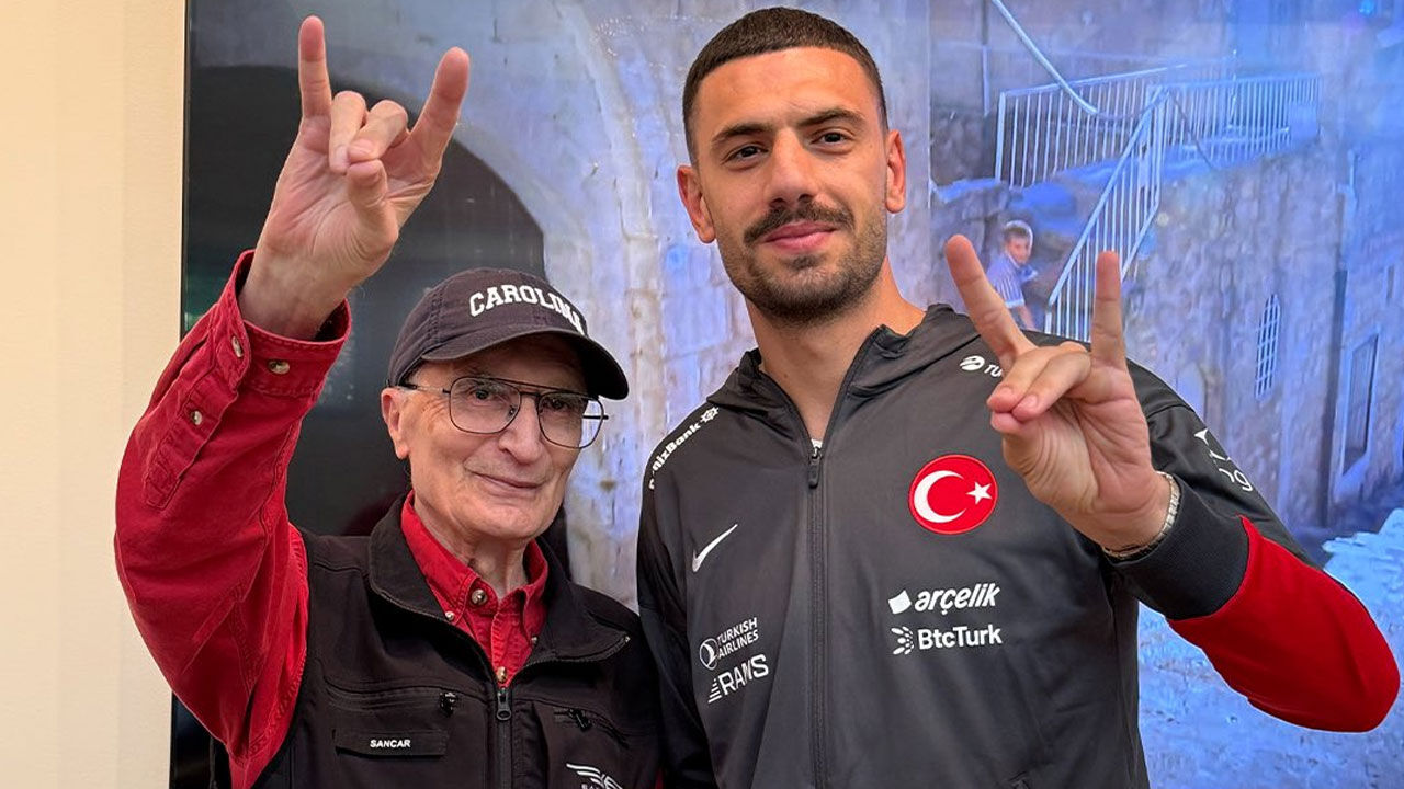 Merih Demiral ve Aziz Sancar'dan 'bozkurt' selamı! Verdikleri poz gündem oldu - 3. Resim