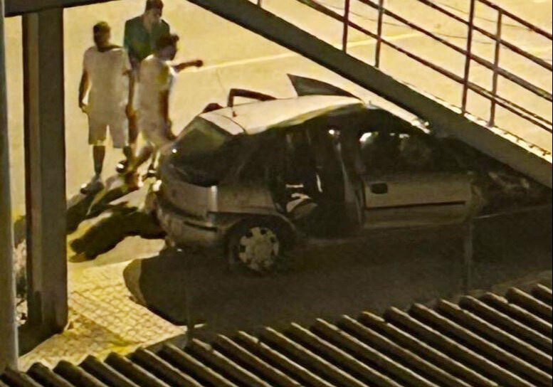 Mersin'de yoldan çıkan otomobil üst geçide çarptı: Yaralılar var - 1. Resim