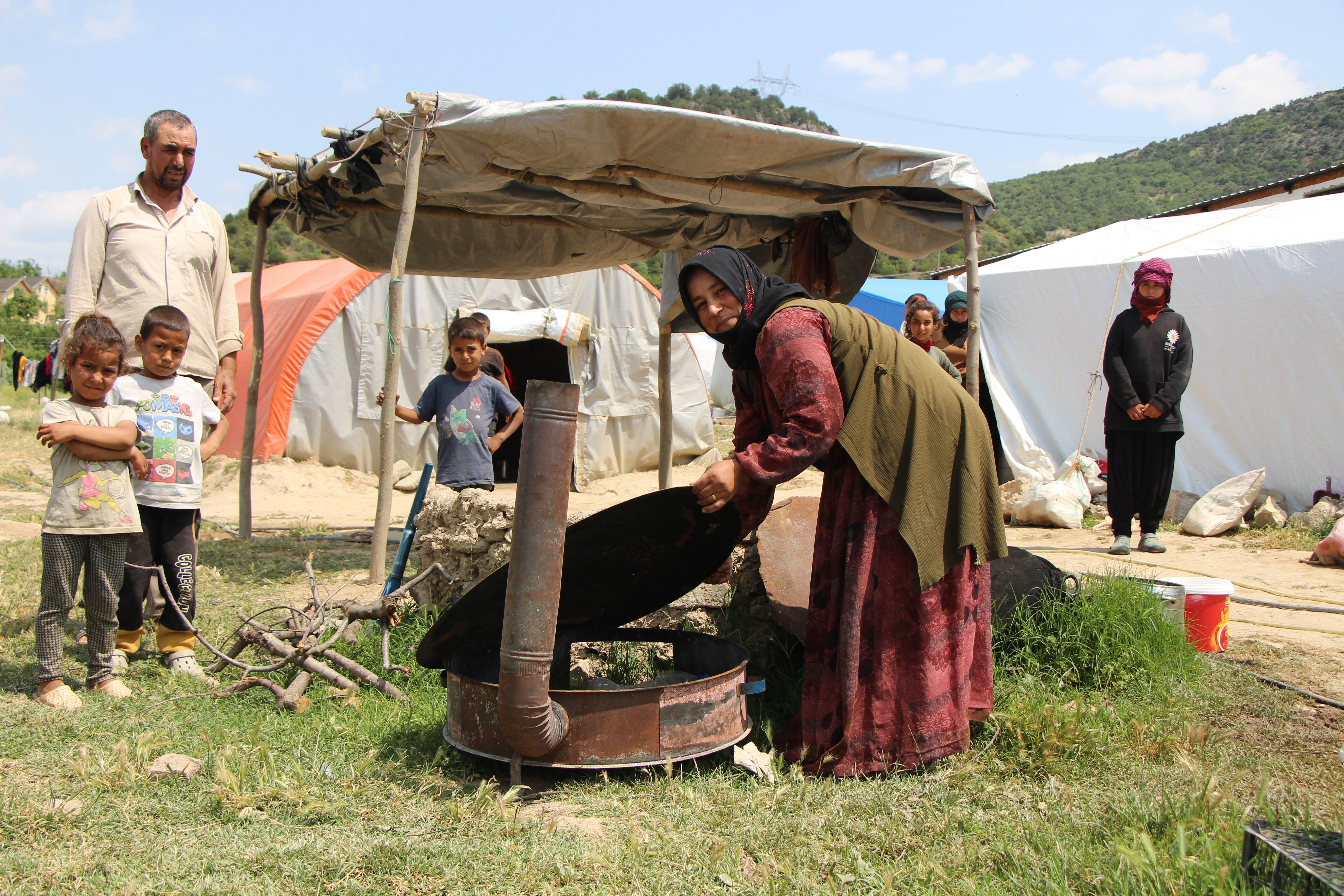 Ne ev ne yardım... Çamur içinde hayat ama istedikleri hiç beklenmedik - 1. Resim