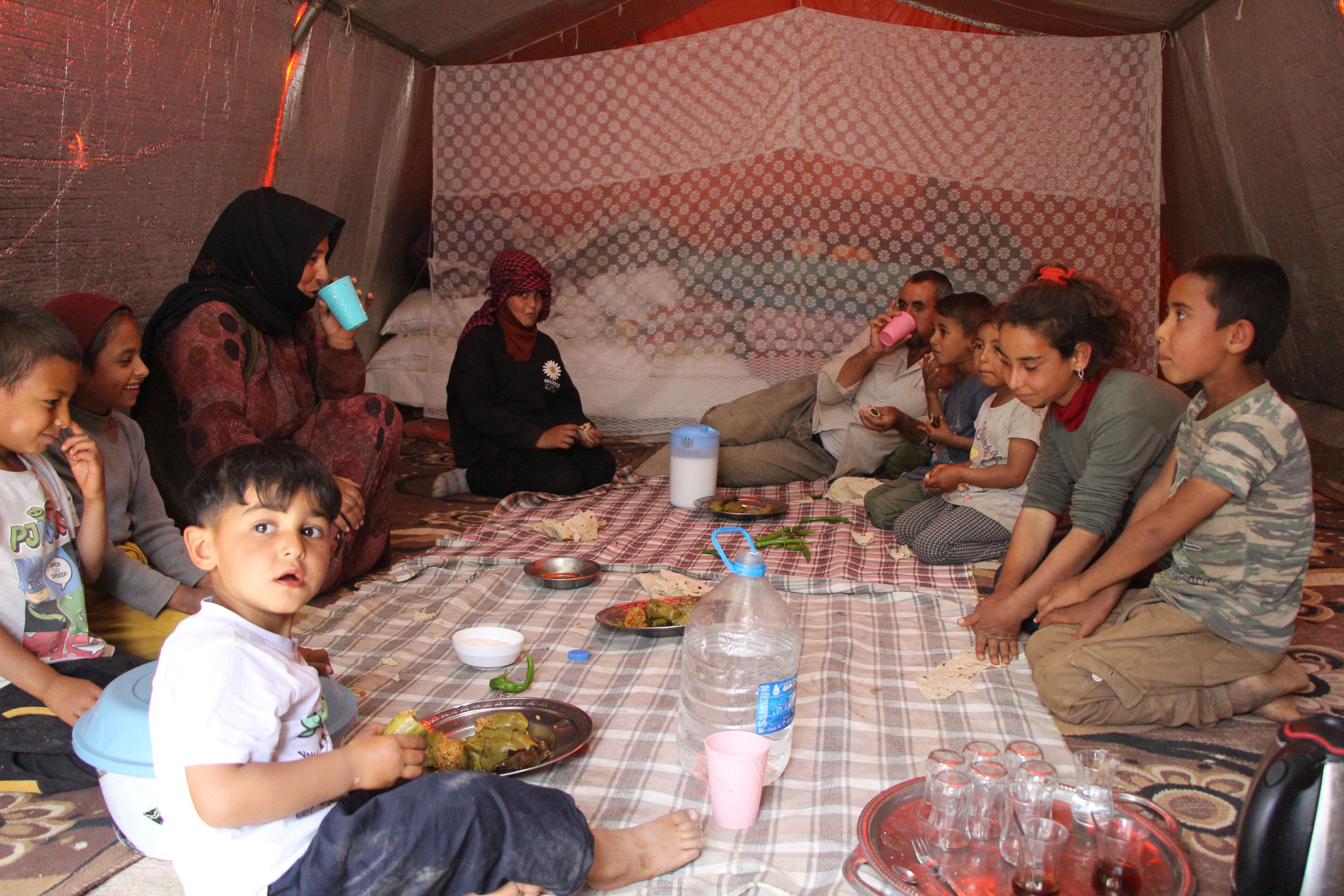 Ne ev ne yardım... Çamur içinde hayat ama istedikleri hiç beklenmedik - 3. Resim