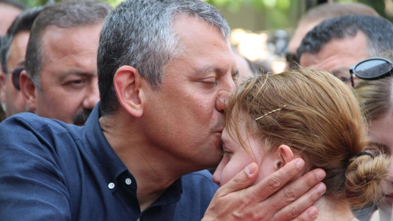 On binler meydanı doldurdu! Ferdi Zeyrek son yolculuğuna uğurlandı - 2. Resim