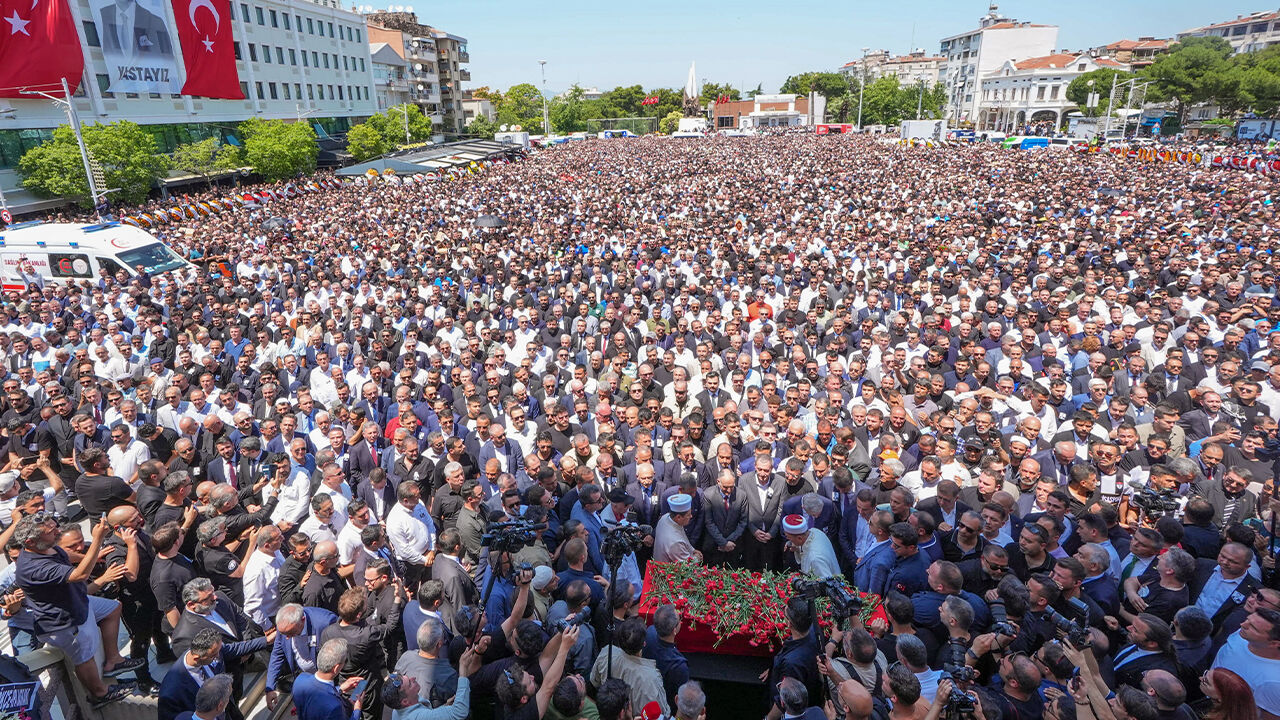 On binler meydanı doldurdu! Ferdi Zeyrek son yolculuğuna uğurlandı - 1. Resim