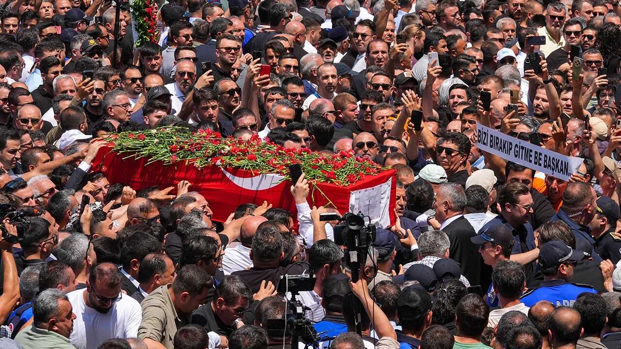 On binler meydanı doldurdu! Ferdi Zeyrek son yolculuğuna uğurlandı - 4. Resim