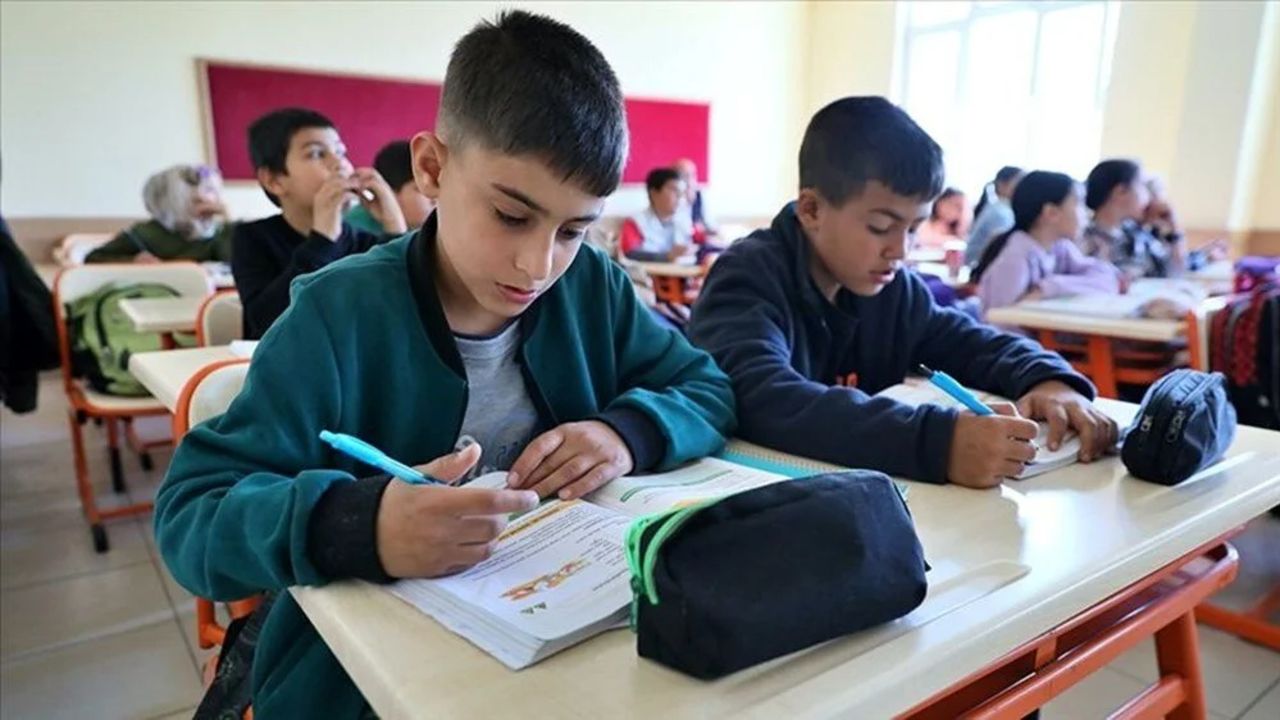 Ortaokulda devamsızlıktan sınıfta kalma var mı? Sınıfta kalma şartları neler? Ortaokulda devamsızlıktan sınıfta kalma var mı? Sınıfta kalma şartları neler?