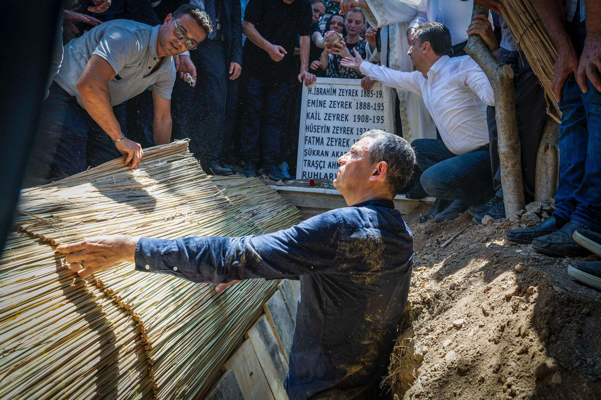 Özgür Özel, arkadaşı Ferdi Zeyrek'i elleriyle toprağa verdi! Özgür Özel, arkadaşı Ferdi Zeyrek'i elleriyle toprağa verdi! - 2. Resim