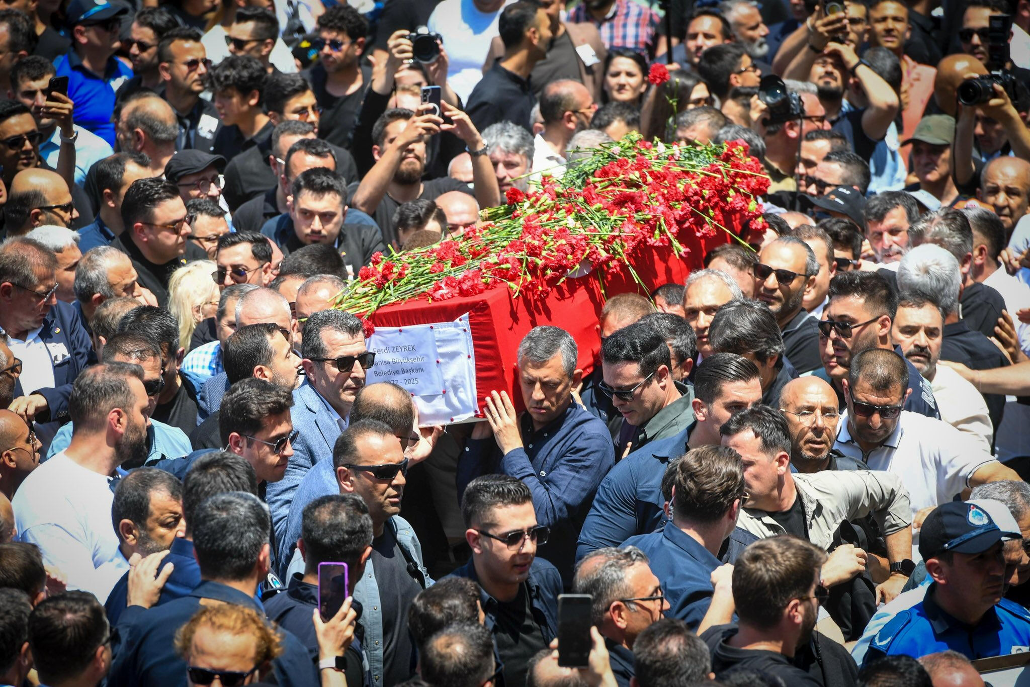 Özgür Özel, arkadaşı Ferdi Zeyrek'i elleriyle toprağa verdi! Özgür Özel, arkadaşı Ferdi Zeyrek'i elleriyle toprağa verdi! - 1. Resim