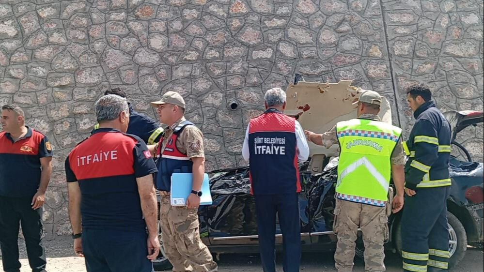 Siirt'te feci kaza: Harfiyat kamyonu ile otomobil çarpıştı! Ölü ve yaralılar var Siirt'te feci kaza: Harfiyat kamyonu ile otomobil çarpıştı! Ölü ve yaralılar var - 3. Resim