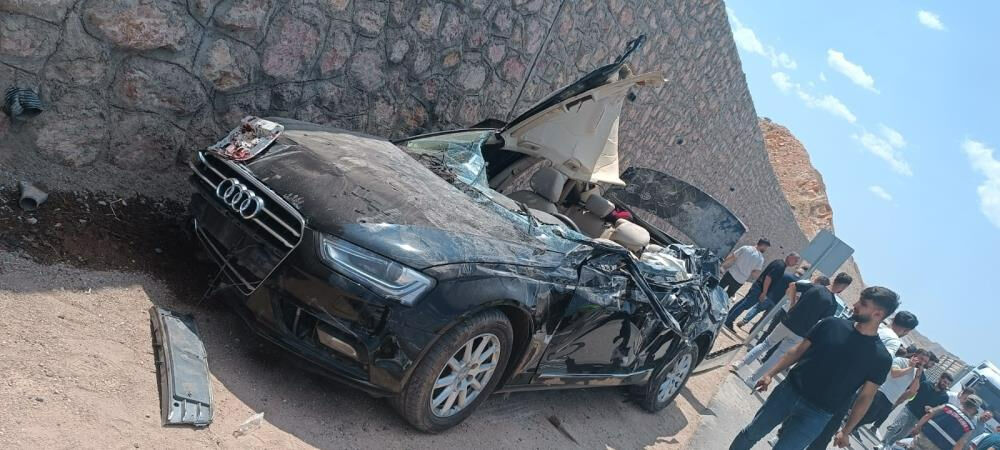 Siirt'te feci kaza: Harfiyat kamyonu ile otomobil çarpıştı! Ölü ve yaralılar var Siirt'te feci kaza: Harfiyat kamyonu ile otomobil çarpıştı! Ölü ve yaralılar var - 1. Resim