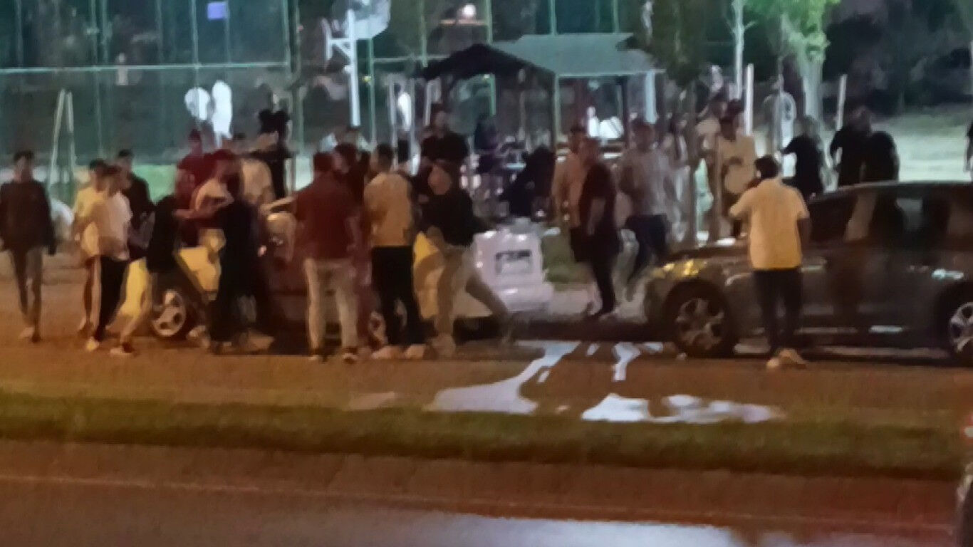 Sokak ortasında korkunç dakikalar! Yumruklar havada uçuştu, vatandaş isyan etti Sokak ortasında facia anları! Yumruklar havada uçuştu, vatandaş isyan etti - 1. Resim