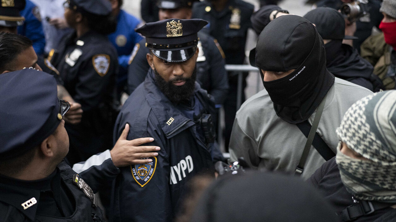 Trump, yerel yönetimleri hiçe saydı! Binlerce asker Los Angeles'ta Trump, yerel yönetimleri hiç saydı! Binlerce asker Los Angeles'ta - 2. Resim