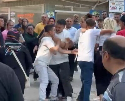 7 yıl önce boşandılar, dertleri bitmedi! Sokak ortasında birbirlerine girdiler - 1. Resim