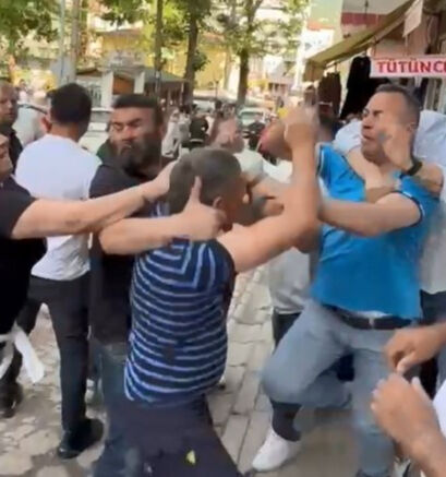 7 yıl önce boşandılar, dertleri bitmedi! Sokak ortasında birbirlerine girdiler - 2. Resim