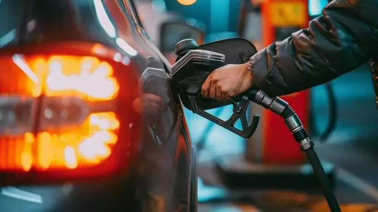 Araç sahiplerine çifte şok! Benzin ve motorine ikili zam geliyor, işte akaryakıtta son fiyatlar Araç sahiplerine çifte şok! Benzin ve motorine ikili zam geliyor, işte akaryakıtta son fiyatlar - 4. Resim