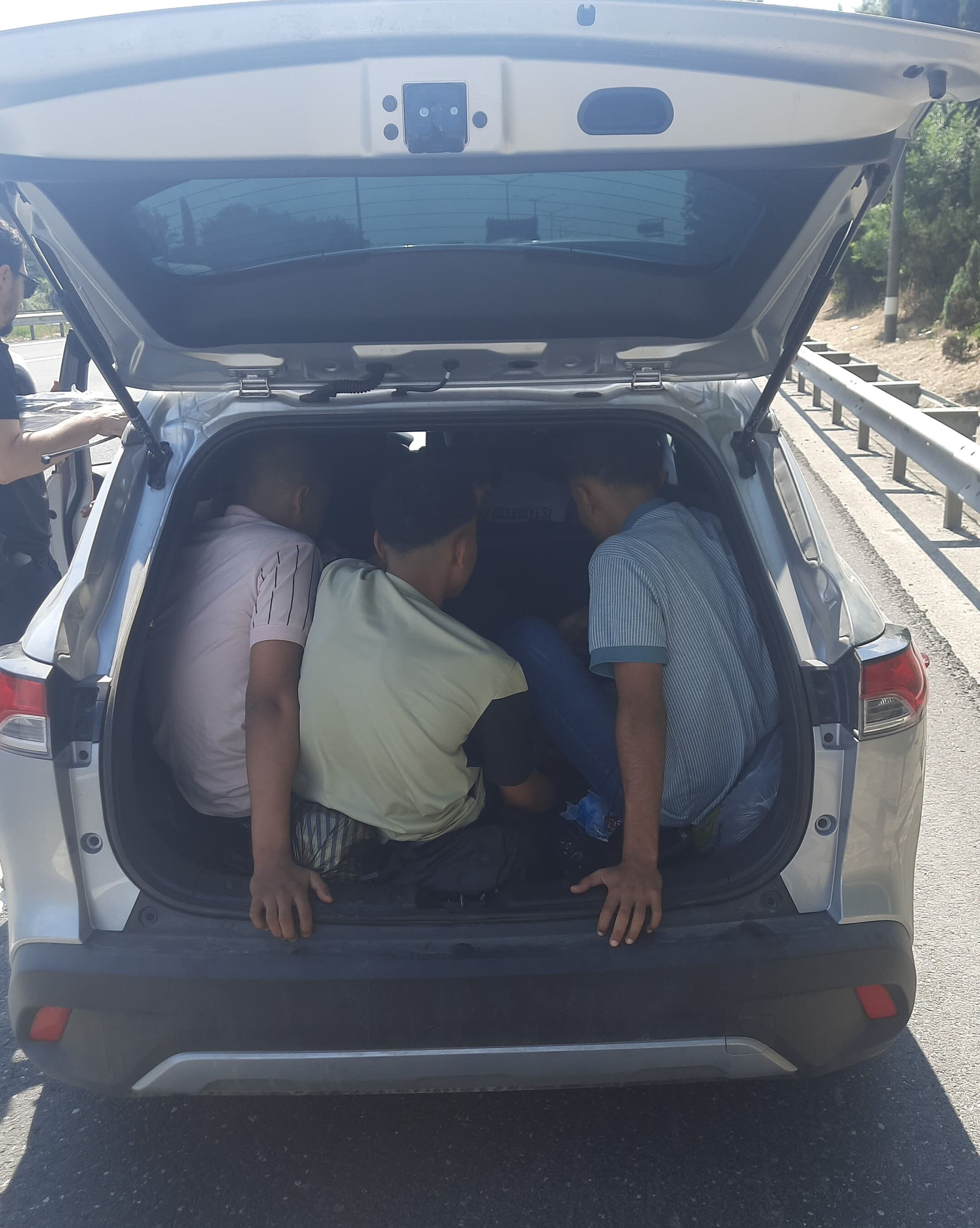 Balık gibi istiflemiş! Bagaja kadar göçmen dolduran şahıs yakayı ele verdi Balık gibi istiflemiş! Bagaja kadar göçmen doldurup götüren şahıs yakayı eleverdi - 1. Resim