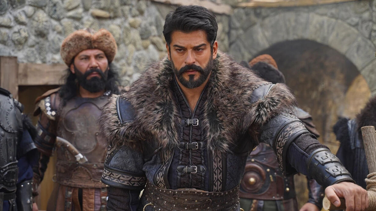 Burak Özçivit Kuruluş Osman'a böyle veda etti! Yeni imajı çok konuşuldu Burak Özçivit