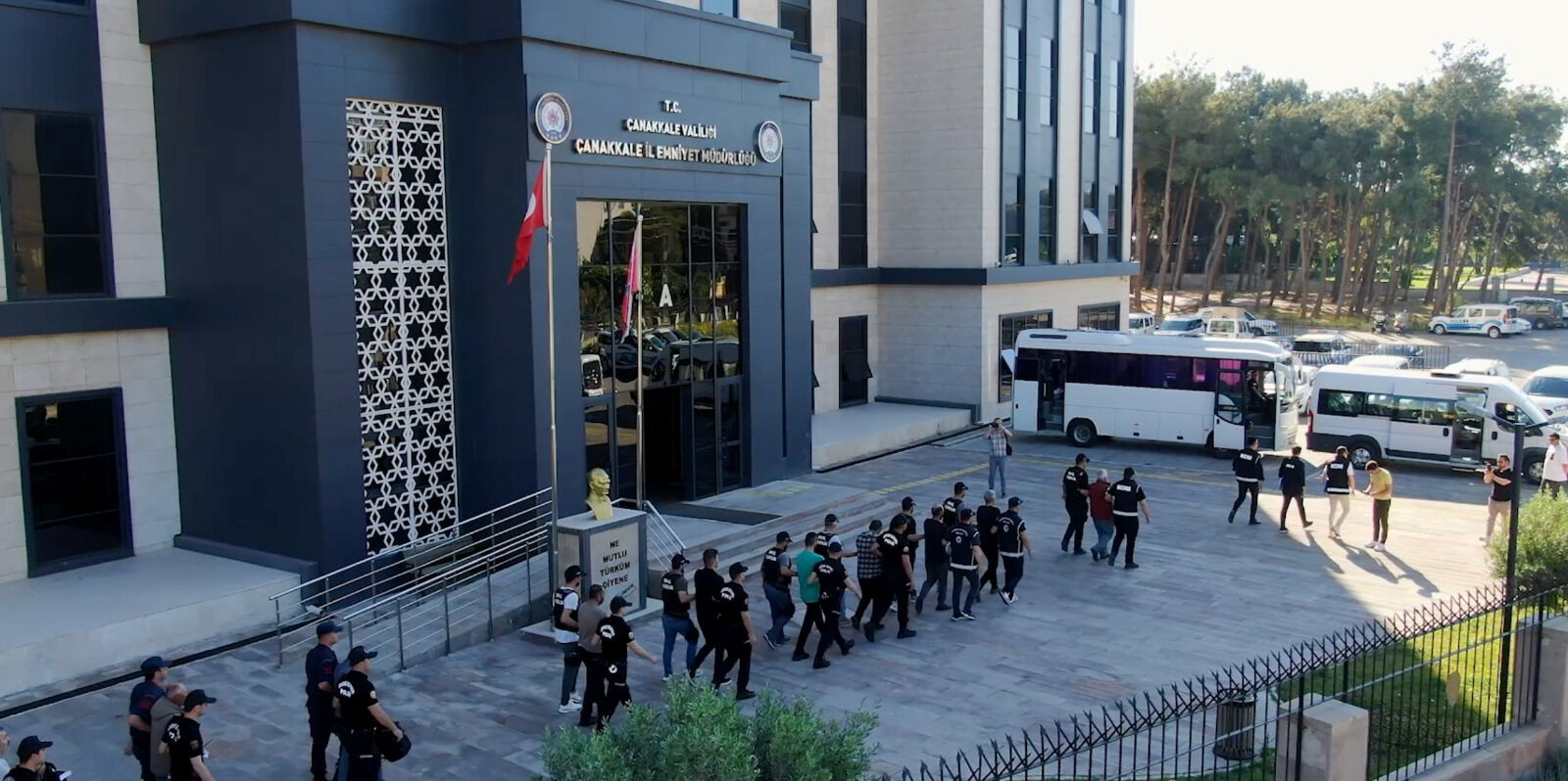 Çanakkale merkezli dev operasyon: Göçmen kaçakçısı şebeke çökertildi! Yaptıkları vurgun dudak uçuklatıyor Çanakkale merkezli dev operasyon: Göçmen kaçakçısı şebeke çökertildi! Yaptıkları vurgun dudak uçuklatıyor - 3. Resim