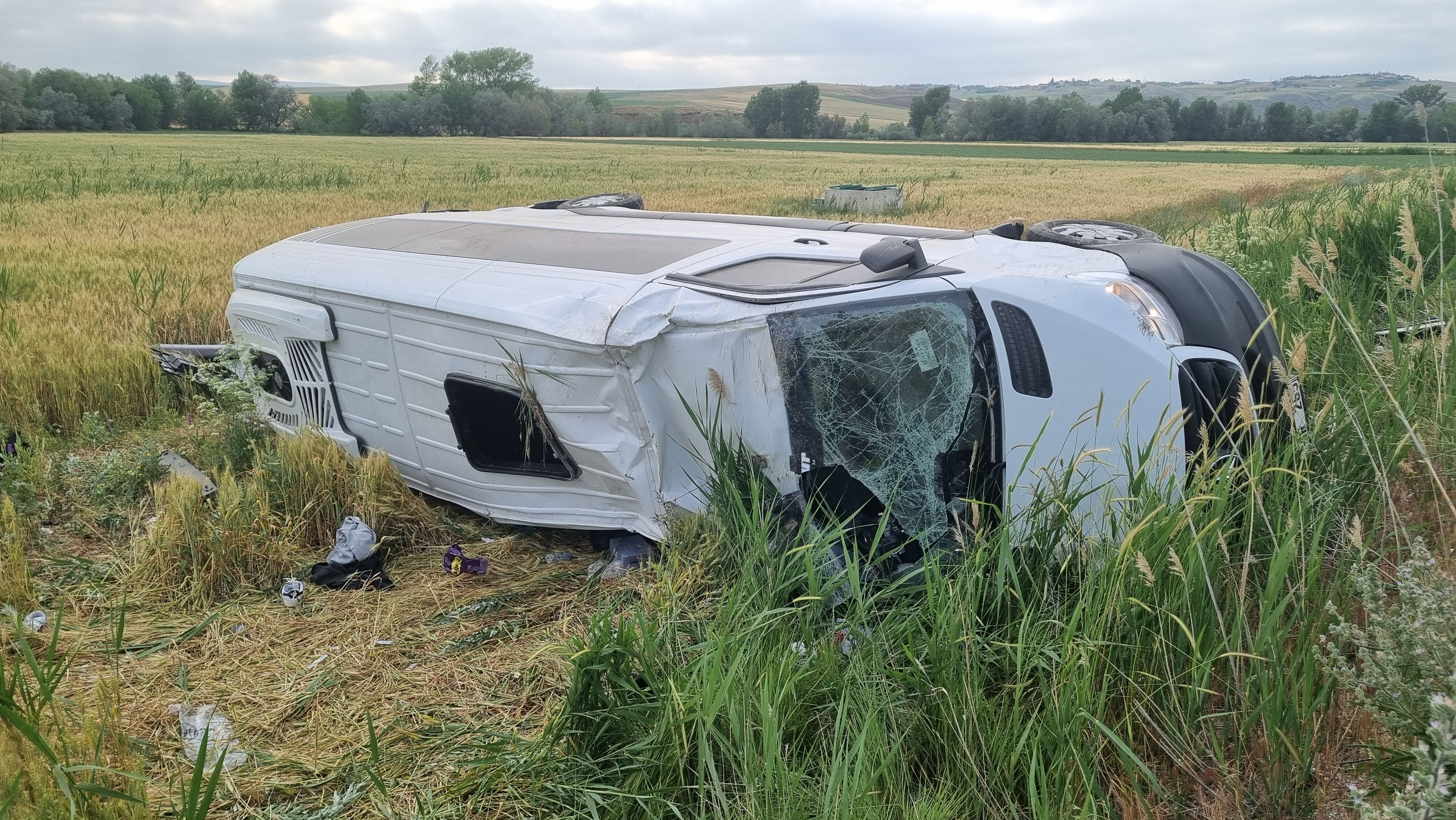 Düğünden dönüyorlardı... Minibüs şarampole devrildi! Çok sayıda yaralı var Düğünden dönüyorlardı... Minibüs şarampole devrildi! Çok sayıda yaralı var - 1. Resim