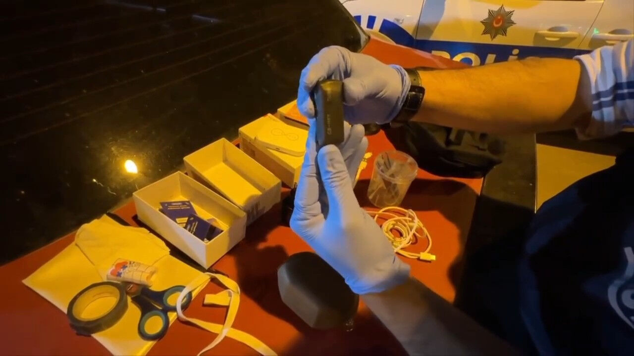 Ehliyet sınavında kopya skandalı! Kurduğu düzenek 'Bu kadarı da olmaz' dedirtti - 2. Resim