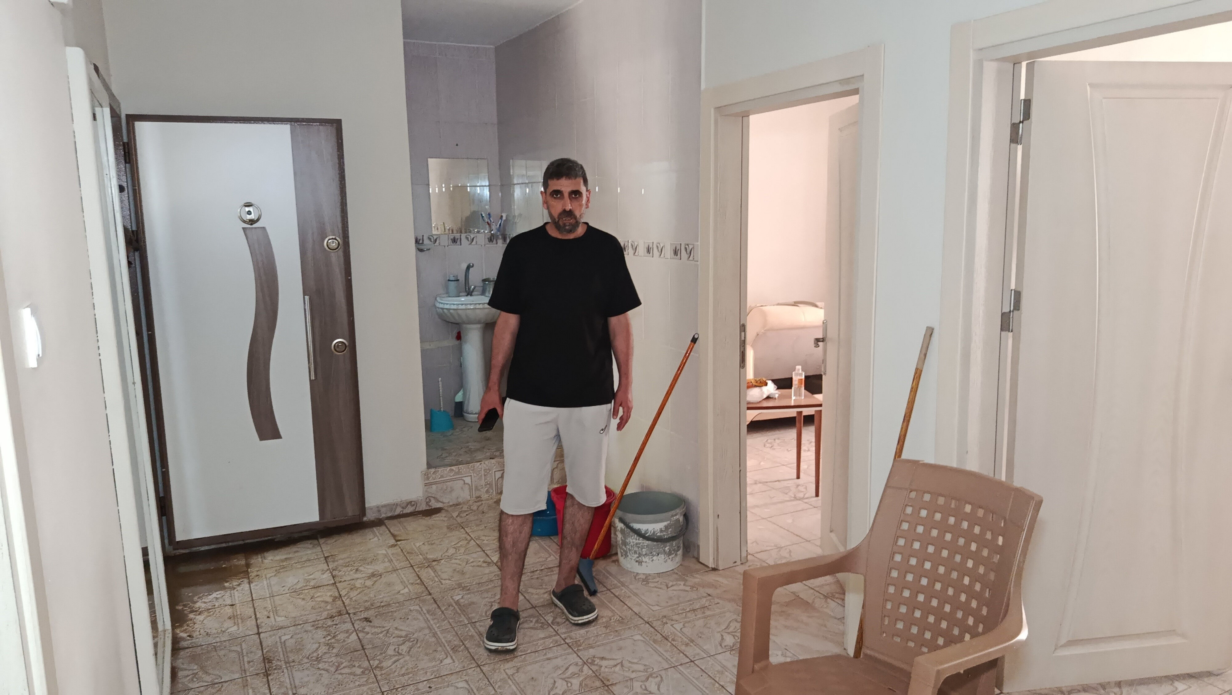 Gece kabusu yaşadılar... Evlerinde ne var ne yok gitti! 