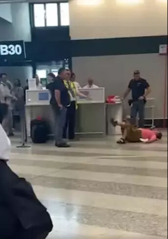 Havalimanında 'el bagajı' krizi! Görenler neye uğradığını şaşırdı! Yerlere yattı, ortalık karıştı - 1. Resim