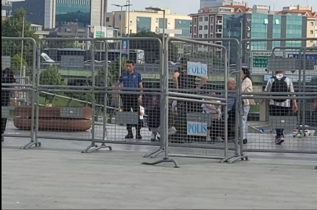 İstanbul Adliyesinde bariyerler 2 personelin üstüne devrildi - 1. Resim