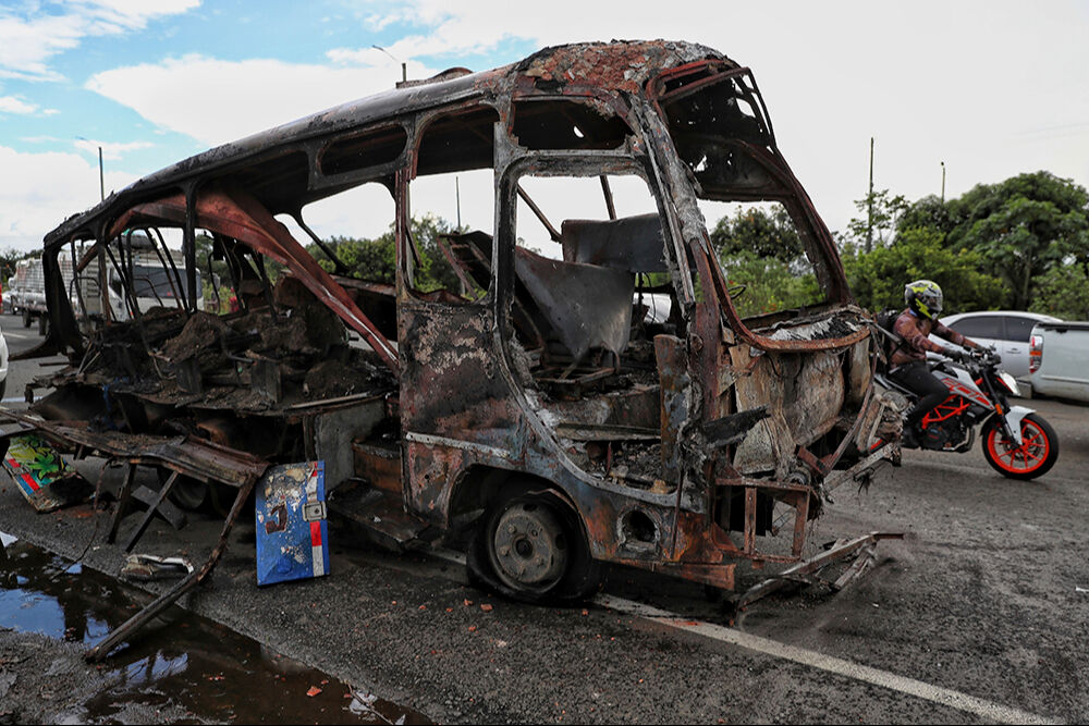 Kolombiya'da peş peşe bombalı saldırı oldu! Çok sayıda ölü ve yaralı var Kolombiya'da peş peşe bombalı saldırı oldu! Çok sayıda ölü ve yaralı var - 2. Resim