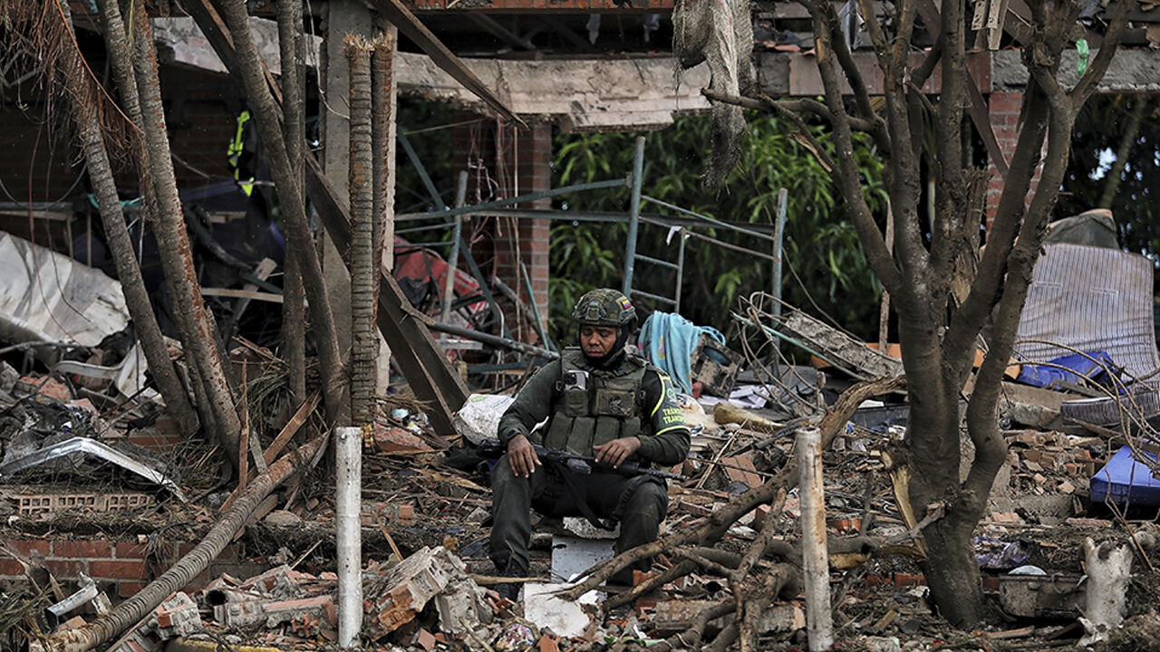 Kolombiya'da peş peşe bombalı saldırı oldu! Çok sayıda ölü ve yaralı var Kolombiya'da peş peşe bombalı saldırı oldu! Çok sayıda ölü ve yaralı var - 1. Resim