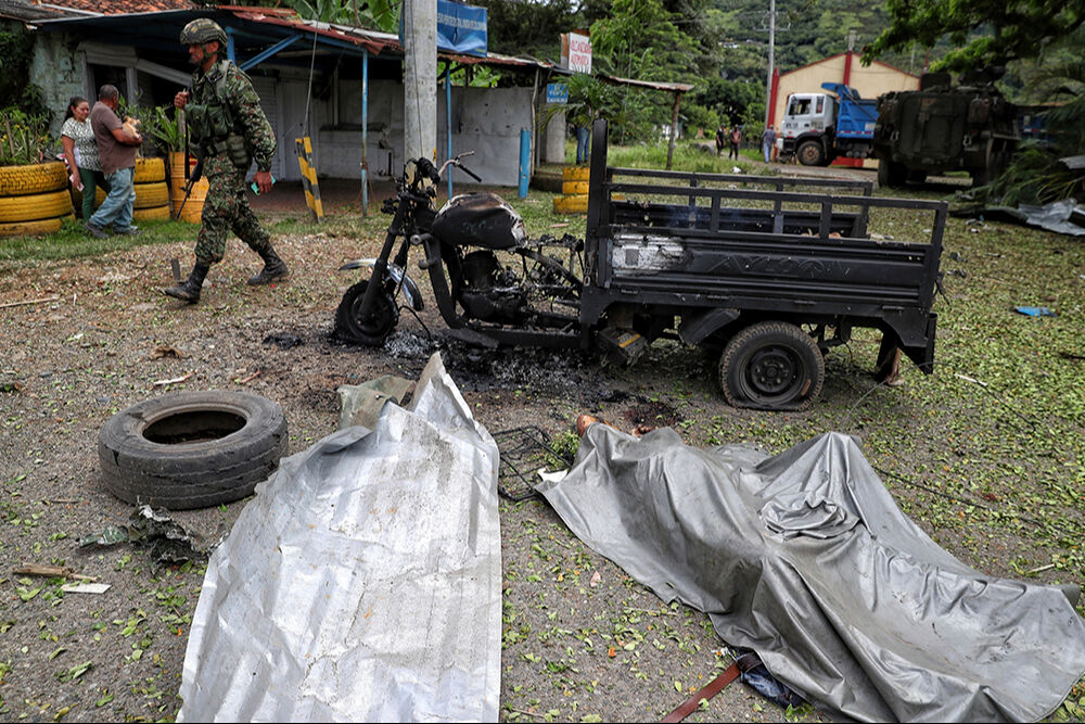 Kolombiya'da peş peşe bombalı saldırı oldu! Çok sayıda ölü ve yaralı var Kolombiya'da peş peşe bombalı saldırı oldu! Çok sayıda ölü ve yaralı var - 3. Resim