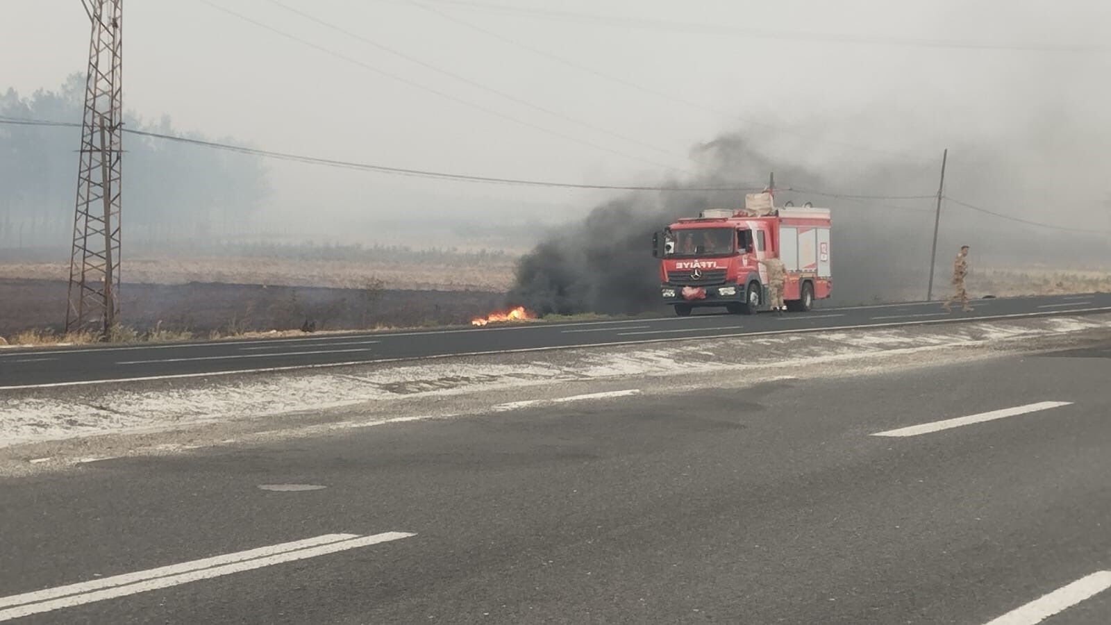 Korkutan orman yangını! Alevlerin petrol istasyonuna sıçraması an meselesiydi, seferber oldular - 3. Resim