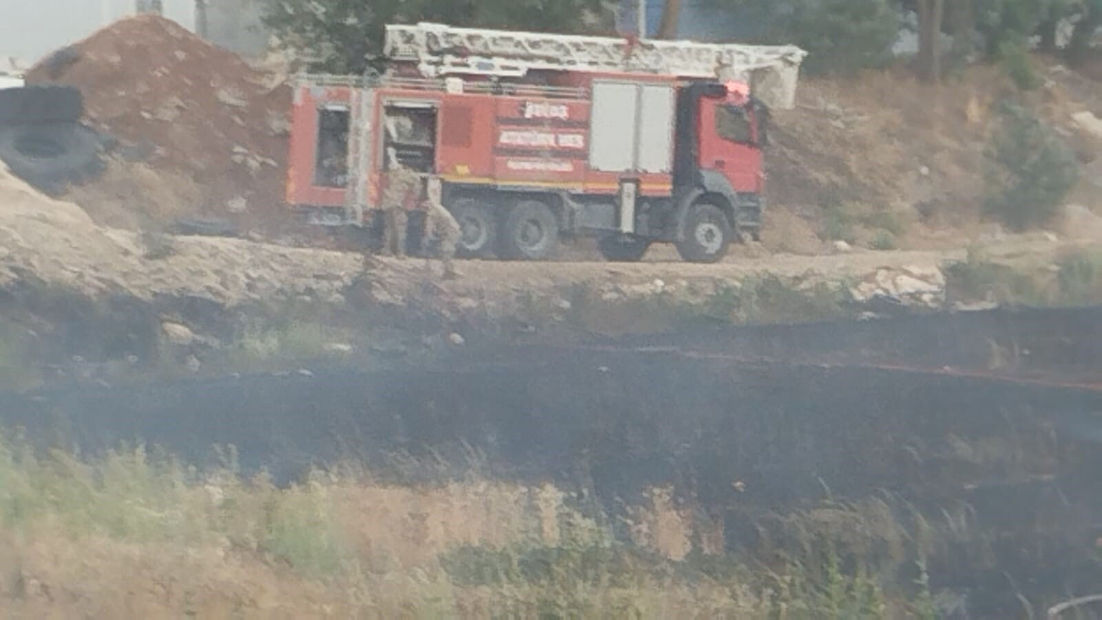 Korkutan orman yangını! Alevlerin petrol istasyonuna sıçraması an meselesiydi, seferber oldular - 2. Resim