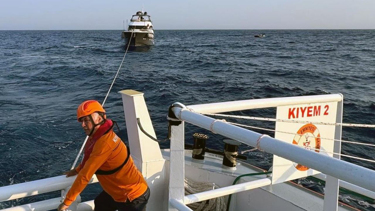 Marmaris açıklarında hareketlilik! Sürüklenen 22 metrelik tekne kurtarıldı Marmaris açıklarında hareketlilik! Sürüklenen 22 metrelik tekne kurtarıldı