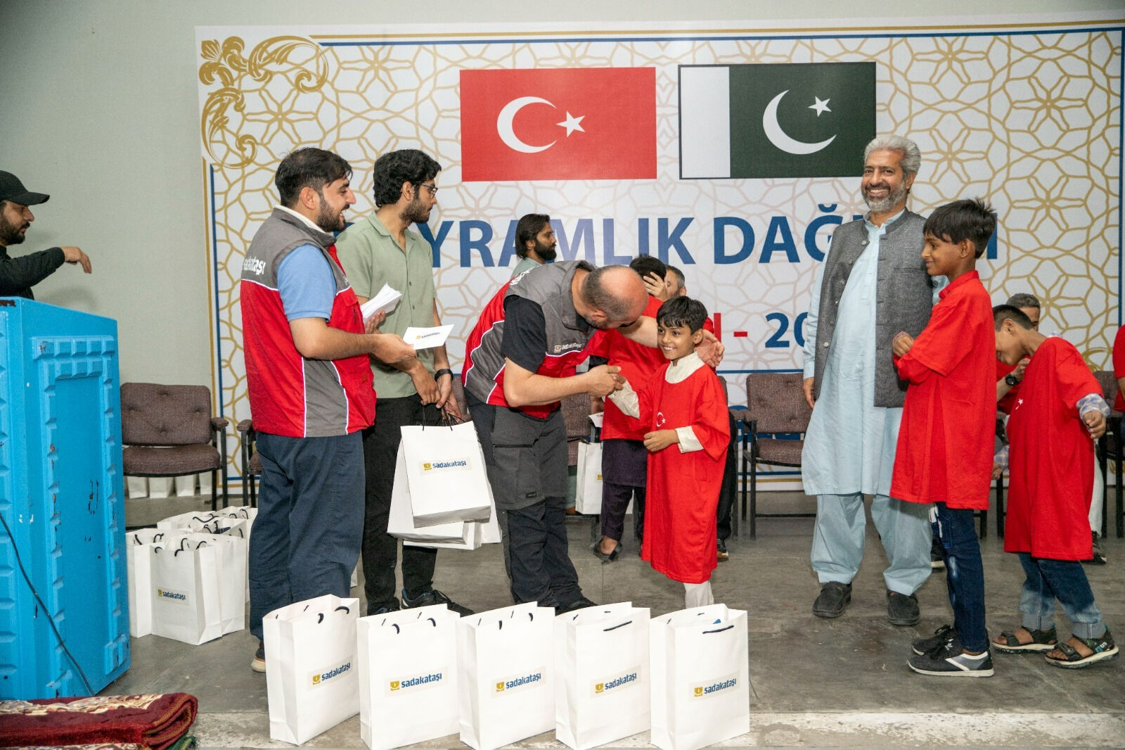 Sadakataşı 35 ülkeye 23 bin hisse kurban ulaştırdı Sadakataşı 35 ülkeye 23 bin hisse kurban ulaştırdı - 1. Resim