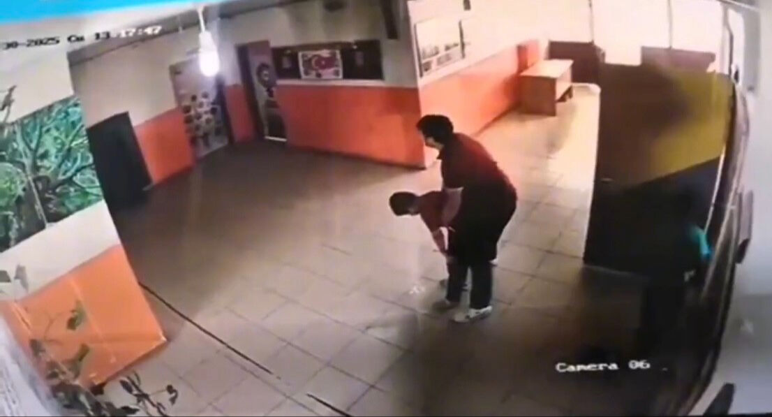 Saniyelerle yarıştı! Tek hamleyle öğrencisinin hayatını kurtardı Saniyelerle yarıştı! Tek hamleyle öğrencisinin hayatını kurtardı - 1. Resim