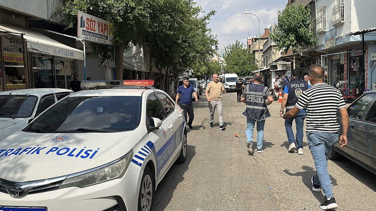 Şanlıurfa'da cadde ortasında silahlı bıçaklı kavga: Yaralılar var Şanlıurfa'da cadde ortasında silahlı bıçaklı kavga: Yaralılar var