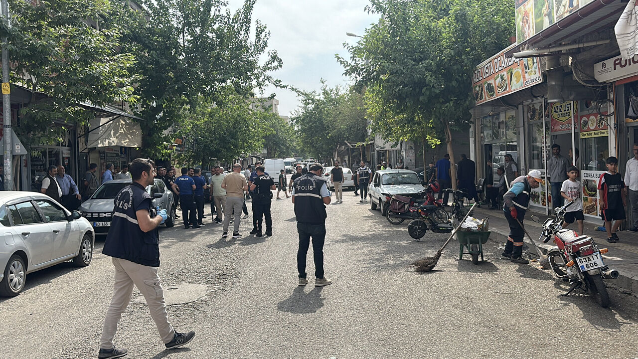 Şanlıurfa'da cadde ortasında silahlı bıçaklı kavga: Yaralılar var Şanlıurfa'da cadde ortasında silahlı bıçaklı kavga: Yaralılar var - 1. Resim