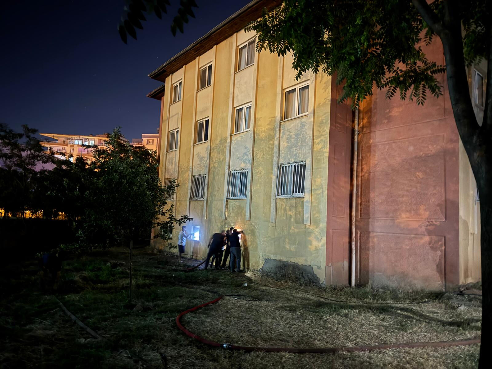 Siirt'te polis lojmanında yangın: 13 kişi dumandan etkilendi Siirt'te polis lojmanında yangın: 13 kişi dumandan etkilendi - 1. Resim