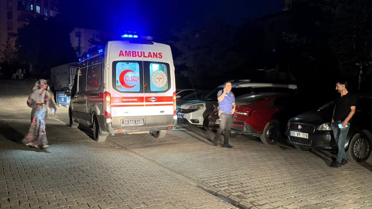 Siirt'te polis lojmanında yangın: 13 kişi dumandan etkilendi Siirt'te polis lojmanında yangın: 13 kişi dumandan etkilendi