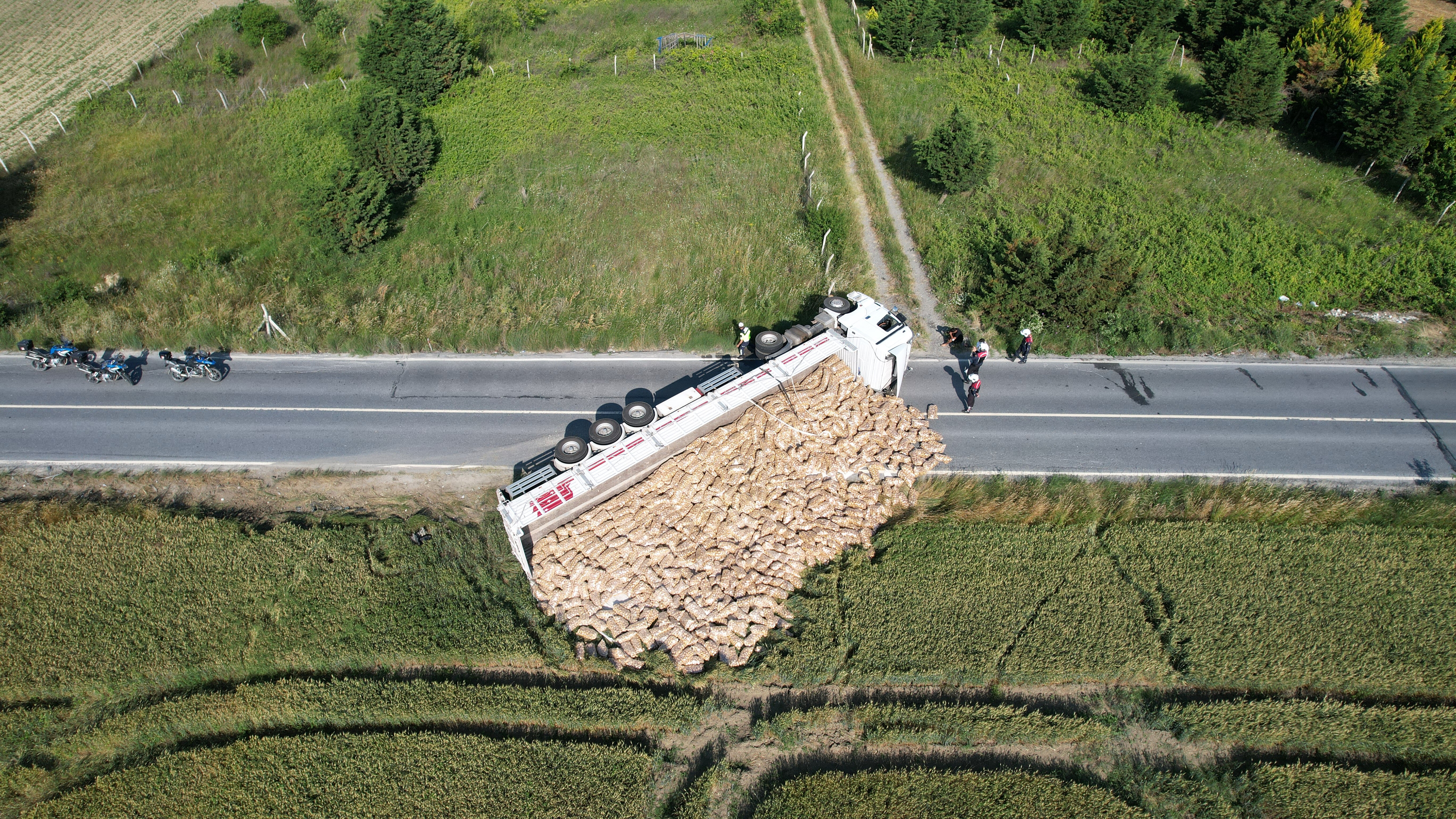 Sofraların vazgeçilmeziydi, tonlarcası ziyan oldu! İstanbul'da tır devrildi, yol kapandı, kaza havadan görüntülendi Sofraların vazgeçilmeziydi, tonlarcası ziyan oldu! İstanbul'da tır devrildi, yol kapandı, kaza havadan görüntülendi - 1. Resim